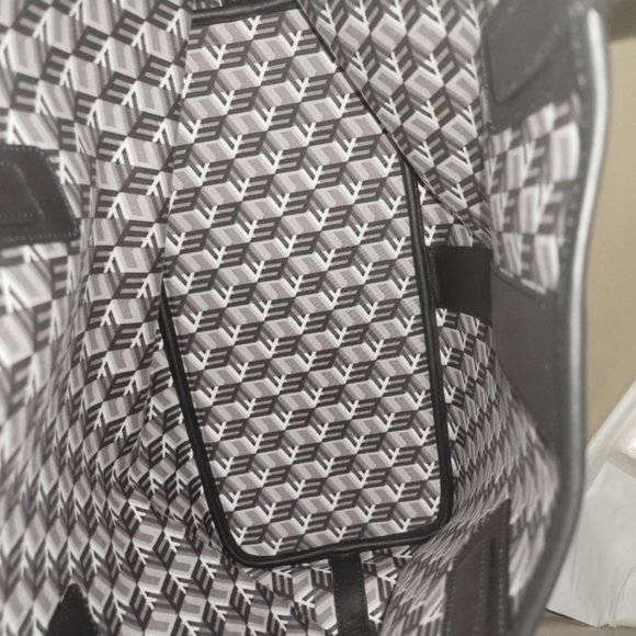 MCM Liz Reversible Medium Tote-Reversible to Geometric Pattern on Inside - Picture 9 of 12